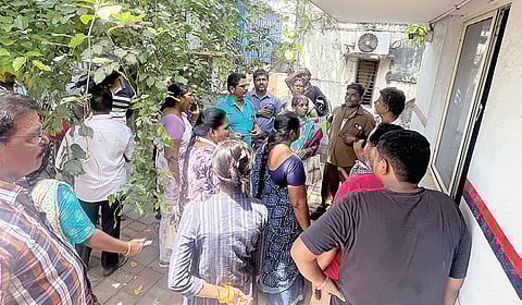 பெருங்களத்தூரில் காஸ் ஏஜென்சியில், முன்பதிவு செய்த சிலிண்டர்களை கேட்டு வாடிக்கையாளர்கள் வாக்குவாதத்தில் ஈடுபட்டனர். | படம்: எம்.முத்துகணேஷ் |