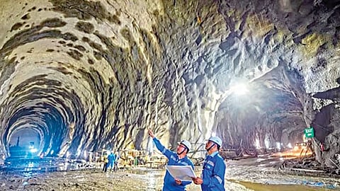 இந்தியாவில் அவசர கால தேவைக்காக கச்சா எண்ணெய் சேமிக்க பூமிக்கடியில் 3 குகைகள்!