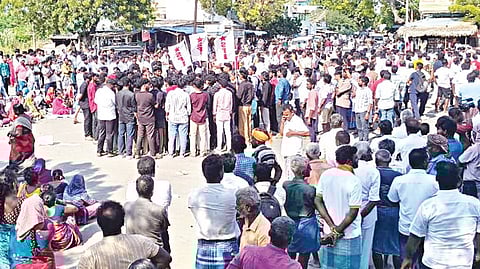 தூத்துக்குடி - மதுரை தேசிய நெடுஞ்சாலையில் குறுக்குச்சாலையில் நடைபெற்ற மறியல்.