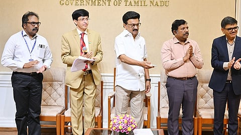 சென்னை தலைமைச் செயலகத்தில் இருந்து காணொலி வாயிலாக, உடன்குடி அனல்மின் நிலையத்தின் முதல் அலகை முதல்வர் ஸ்டாலின் நேற்று திறந்து வைத்தார். தலைமைச் செயலர் நா.முருகானந்தம், மின்வாரிய நிறுவனங்களின் தலைவர் ஜெ.ராதாகிருஷ்ணன், எரிசக்தி துறை செயலர் மங்கத் ராம் சர்மா, இயக்குநர் ஜான் டால்டன் உடன் இருந்தனர்.