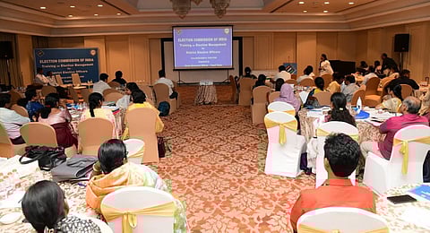 சட்டப்பேரவை தேர்தல் முன்னேற்பாடுகள்: தேர்தல் நடத்தும் அலுவலர்களுடன் சென்னை டிஇஓ ஆலோசனை