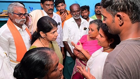 தூத்துக்குடி மாணவி உடலை வாங்க உறவினர்கள் மறுப்பு; கனிமொழியை முற்றுகையிட்டதால் பரபரப்பு