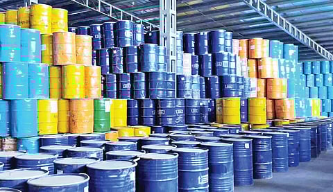 ஈரான் மீதான அமெரிக்கா, இஸ்ரேல் போர் காரணமாக கிருஷ்ணகிரி மாவட்டம் சப்பாணிப்பட்டியில் உள்ள ஆலையில் ஏற்றுமதி செய்ய முடியாமல் தேங்கியுள்ள மாங்கூழ்.