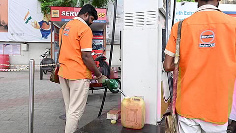 பாதுகாப்பற்ற கொள்கலனில் பெட்ரோலை சேமிப்பது அபாயம்: மத்திய அரசு எச்சரிக்கை