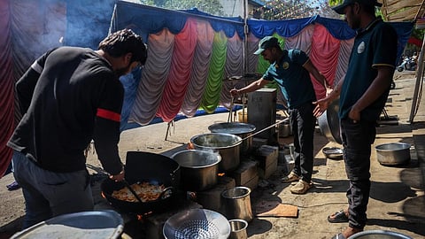 வணிக பயன்பாட்டுக்கான காஸ் சிலிண்டர்கள் தட்டுப்பாடு: விறகு அடுப்புக்கு மாறிய கேட்டரிங் நிறுவனங்கள்