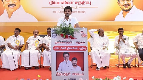 திமுக சார்பு அணி நிர்வாகிகள் ஆலோசனை கூட்டம் திருப்பத்தூரில் நேற்று நடைபெற்றது. இதில் பங்கேற்ற துணை முதல்வர் உதயநிதி ஸ்டாலின். உடன் கட்சியின் மூத்த நிர்வாகிகள்.