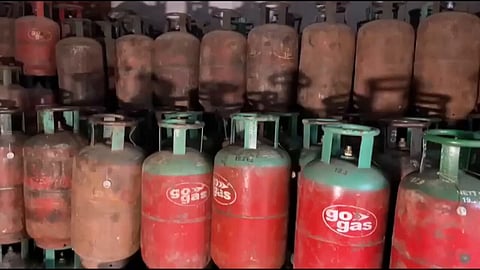 திருப்பதியில் குடோனில் பதுக்கிய 665 காஸ் சிலிண்டர்கள் பறிமுதல்