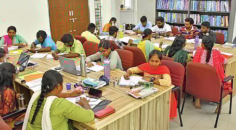 மையத்தில் போட்டித் தேர்வுகளுக்கு தயாராகும் மாணவ, மாணவிகள்.