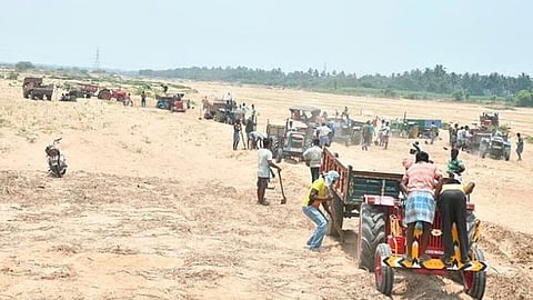 முள்ளிகுளத்தூர் ஏரியில் அதிக மணல் அள்ளப்பட்டுள்ளதா? - அண்ணா பல்கலை. நிபுணர் ஆய்வு செய்ய ஐகோர்ட் உத்தரவு