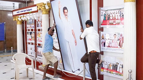 தேர்தல் நடத்தை விதிமுறைகள் அமலுக்கு வந்ததை தொடர்ந்து சென்னை தலைமைச் செயலகத்தில் வைக்கப்பட்டிருந்த முதல்வர், அமைச்சர்களின் படங்கள் அகற்றப்பட்டன. படம்: எஸ்.சத்தியசீலன்