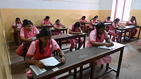 பத்தாம் வகுப்பு ஆங்கில வினாத்தாள் சற்று கடினம்: மாணவர்கள், ஆசிரியர்கள் தகவல்