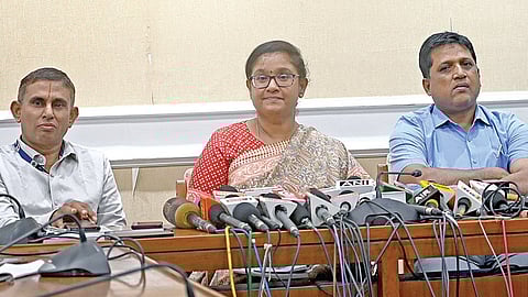 தமிழக சட்டப்பேரவைத் தேர்தல் முன்னேற்பாடுகள், பாதுகாப்பு ஏற்பாடுகள் தொடர்பாக சென்னை தலைமைச் செயலகத்தில் நேற்று செய்தியாளர்களிடம் பேசிய தலைமைத் தேர்தல் அதிகாரி அர்ச்சனா பட்நாயக். படம்: ம.பிரபு