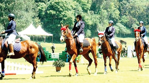 நீலகிரி மாவட்டம் குன்னூரில் நேற்று நடைபெற்ற குதிரை சாகச நிகழ்வுக்கு முன்னதாக குதிரையுடன் அணிவகுப்பில் பங்கேற்ற ராணுவ பெண் அதிகாரிகள் மற்றும் வீராங்கனைகள்.