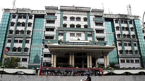 சென்னை | மருத்துவமனையில் செல்போன் திருடிய 2 பேர் மீது பொதுமக்கள் தாக்குதல்