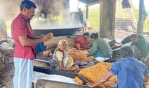 பணியாளர்களுடன் வெல்லம் தயாரிக்கும் பணியில் ஆர்.அறிவழகன் (நிற்பவர்).