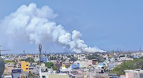 கொடுங்கையூர் குப்பை கொட்டும் வளாகத்தில் ஏற்பட்ட தீயை எளிதில் அணைக்க முடியாததால் வானிலும், அருகில் உள்ள குடியிருப்புப் பகுதியிலும் பரவிய புகை மண்டலம். | படம்: ச.கார்த்திகேயன் |