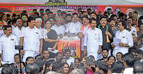 தமிழக அரசை கண்டித்து அதிமுக சார்பில் எதிர்கட்சித் தலைவர் கே.பழனிசாமி தலைமையில் தேசிய ஜனநாயகக் கூட்டணி கட்சியினர் சென்னையில் நேற்று ஆர்ப்பாட்டம் நடத்தினர். படம்: ம. பிரபு