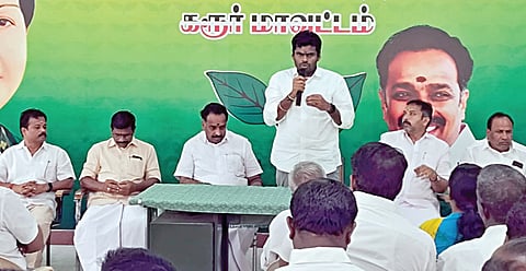 கரூர் மாவட்ட அதிமுக அலுவலகத்தில் நேற்று நடைபெற்ற நிர்வாகிகள் கூட்டத்தில் பேசிய பாஜக முன்னாள் மாநிலத் தலைவர் அண்ணாமலை.