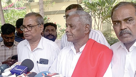 திமுக குழுவினருடன் நடைபெற்ற பேச்சுவார்த்தைக்குப் பிறகு செய்தியாளர்களுக்கு பேட்டியளித்த மார்க்சிஸ்ட் மாநிலச் செயலாளர் பெ.சண்முகம். படம்: எல். சீனிவாசன்