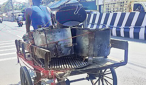 காஸ் தட்டுப்பாடு காரணமாக சென்னையில் விறகு அடுப்பு பயன்பாடு அதிகரித்துள்ள நிலையில், புதிய அடுப்புகளை விற்பனைக்கு கொண்டு செல்லும் தொழிலாளி. | படம்: ச.கார்த்திகேயன் | 