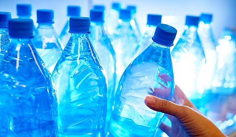 ஈரான் போர் தாக்கம்: தண்ணீர் பாட்டில் விலை அதிகரிப்பும், தட்டுப்பாடு அபாயமும்!