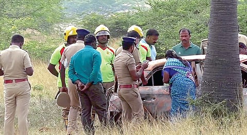 திருநெல்வேலி மாவட்டம் திசையன்விளை அருகே 4 சடலங்கள் மீட்கப்பட்ட காரில் தடயங்களை சேகரிக்கும் தடயவியல் நிபுணர்கள்.