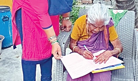 காஞ்சிபுரத்தில் முதியோரின் வீட்டுக்கே சென்று, தபால் வாக்கு செலுத்த விருப்பம் தெரிவிக்கும் படிவத்தை வாக்குச்சாவடி நிலை அலுவலர்கள் நேற்று வழங்கினர்.