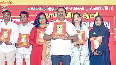 நாம் தமிழர் கட்சி தலைமை ஒருங்கிணைப்பாளர் சீமான் நேற்று சென்னையில் கட்சியின் தேர்தல் அறிக்கையை வெளியிட்டார். உடன் கட்சி நிர்வாகிகள்.படம் : எல்.சீனிவாசன்