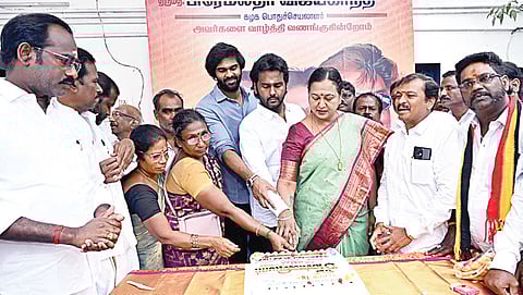 சென்னையில் தனது பிறந்த நாளைக் கொண்டாடிய தேமுதிக பொதுச் செயலாளர் பிரேமலதா.