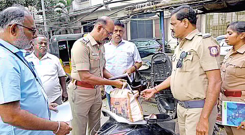 அண்ணாசாலை, எல்லீஸ் சாலையில் இருசக்கர வாகனத்தில் உரிய ஆவணங்கள் இன்றி எடுத்து வந்த ரூ.35 லட்சத்தை பறக்கும் படையினர் பறிமுதல் செய்தனர். | படம்: ம.பிரபு |