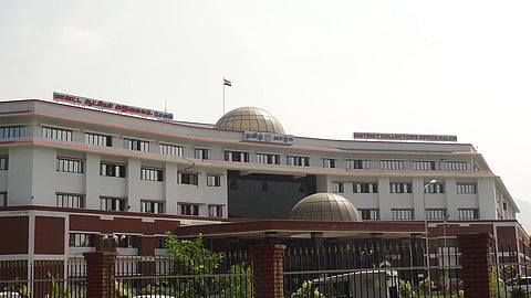 சேலம் ஆட்சியர் அலுவலகத்தில் 2,602 புதிய செல்போன்கள் இருப்பு வைப்பு: அதிமுக புகார் குறித்து தலைமைச் செயலாளர் விளக்கம்