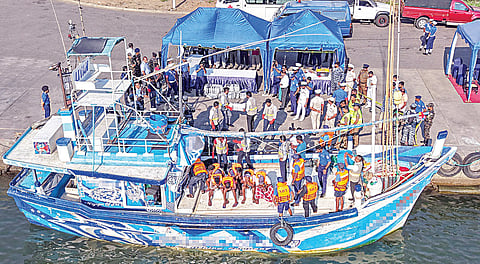 இந்தியப் பெருங்கடலில் போதைப் பொருட்களுடன் பறிமுதல் செய்யப்பட்ட படகு.