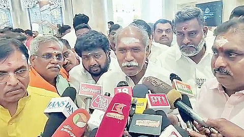 தொகுதி பங்கீட்டு உடன்பாட்டை உறுதிப்படுத்திய புதுச்சேரிக்கான என்டிஏ கூட்டணித் தலைவர் ரங்கசாமி. உடன் மத்திய அமைச்சர் மன்சுக் மாண்டவியா, புதுச்சேரி பாஜக அமைச்சர் நமச்சிவாயம் உள்ளிட்டோர்.