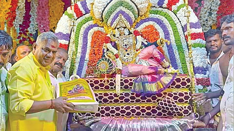 மேல்மலையனூர் அங்காளம்மன் கோயிலில் அமாவாசை நாளில் அம்மனின் பாதத்தில் தான் கொண்டு வந்த பையை வைத்து வழிபட்ட தவெக பொதுச் செயலாளர் புஸ்ஸி ஆனந்த்.