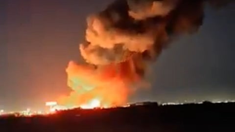 பற்றி எரியும் குவைத் எண்ணெய் சுத்திகரிப்பு நிலையம்: தாக்குதலுக்கு பின் ஈரான் கடும் எச்சரிக்கை!