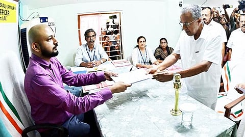 கேரளாவின் தர்மடம் தொகுதியில் முதல்வர் பினராயி விஜயன் மனுத் தாக்கல்