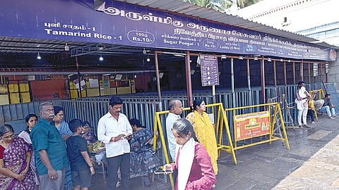 திருவண்ணாமலை அண்ணாமலையார் கோயிலில் வணிக காஸ் சிலிண்டர் தட்டுப்பாடு காரணமாக பிரசாத விற்பனை நிலையம் நேற்று மாலை மூடப்பட்டிருந்தது.