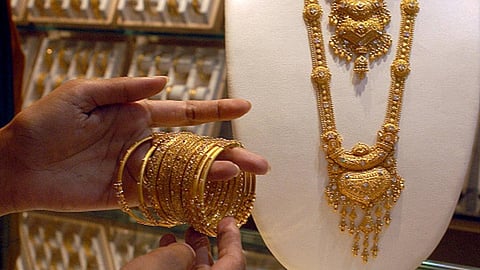 தங்கம் விலை மீண்டும் அதிரடி வீழ்ச்சி - பவுனுக்கு ரூ.2,640 குறைவு!