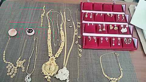 மதுரையில் திருமண வீட்டார் கொண்டு சென்ற நகைகளை பறக்கும் படையினர் பறிமுதல் செய்தனர்.