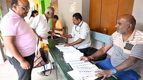 தேர்தலில் வாக்களிக்க 13 வாக்காளர் அடையாள சான்று: தேர்தல் ஆணையம் அறிவிப்பு