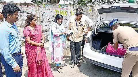 உரிய ஆவணங்களின்றி காரில் எடுத்துச் சென்ற ரூ.20 கோடி தங்கம், வெள்ளி நகைகள் பறிமுதல்