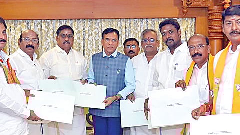 புதுச்சேரி பாஜகவின் தேர்தல் பொறுப்பாளரான மன்சுக் மாண்டவியாவுடன் தேர்தலில் போட்டியிட வாய்ப்பு பெற்ற வேட்பாளர்கள்.