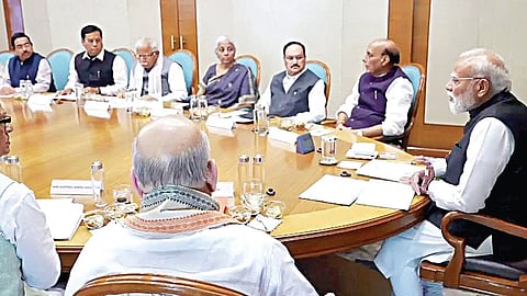 மேற்காசிய போர் சூழலைக் கருத்தில் கொண்டு, பெட்ரோலியம், எரிவாயு, மின்சாரம், உரத் துறைகள் தொடர்பான நிலைமையை ஆராய்வதற்கான உயர்மட்ட கூட்டம் பிரதமர் மோடி தலைமையில் டெல்லியில் நேற்று நடைபெற்றது. இதில் பங்கேற்ற மத்திய உள் துறை அமைச்சர் அமித் ஷா, நிதியமைச்சர் நிர்மலா சீதாராமன், பாதுகாப்பு துறை அமைச்சர் ராஜ்நாத் சிங், பெட்ரோலியம் மற்றும் இயற்கை எரிவாயுத் துறை அமைச்சர் ஹர்தீப் சிங் பூரி உள்ளிட்டோர்.