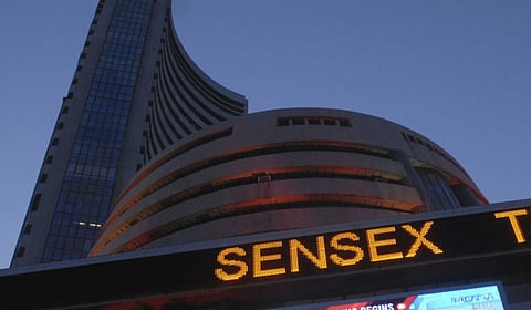 சென்செக்ஸ் 1800+ புள்ளிகள் வீழ்ச்சி - ரூ.12 லட்சம் கோடி இழப்பு
