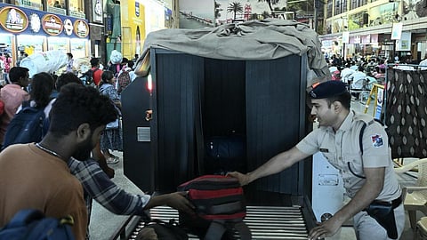 பரிசுப் பொருட்களை கொண்டு செல்வதைத் தடுக்க புறநகர் மின்சார ரயில் நிலையங்களில் தீவிர கண்காணிப்பு