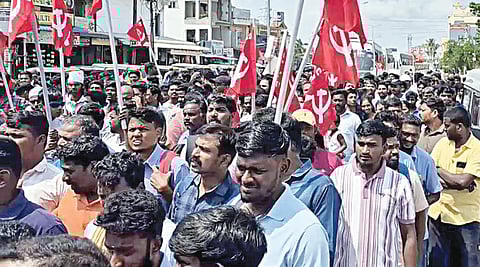 போராட்டத்தில் குடும்பத்துடன் கலந்து கொண்ட தொழிலாளர்கள்.