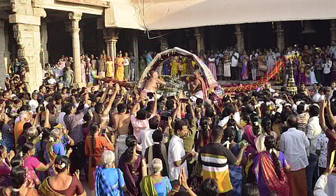 மன்னார்குடி ராஜகோபால சுவாமி கோயில் வெண்ணைத்தாழி திருவிழா: திரளான பக்தர்கள் வழிபாடு