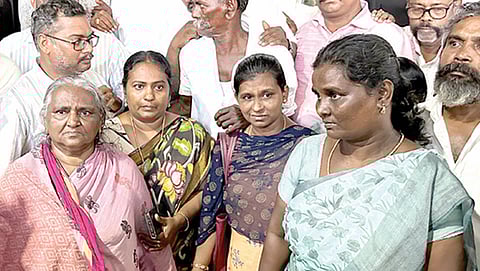 தீர்ப்பைக் கேட்பதற்காக மதுரை நீதிமன்றத்துக்கு வந்திருந்த ஜெயராஜ் - பென்னிக்ஸ் குடும்பத்தினர் மற்றும் உறவினர்கள்.