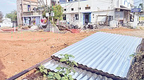 கரூரில் அகற்றப்பட்ட தேர்தல் பணிமனை. | படம்: க.ராதாகிருஷ்ணன் |