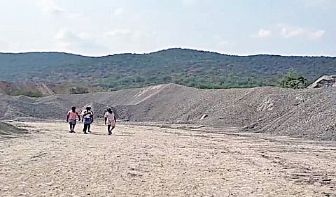 உயிரிழப்பு சம்பவம் நடை பெற்ற சரளைப்பட்டி கல் குவாரி.